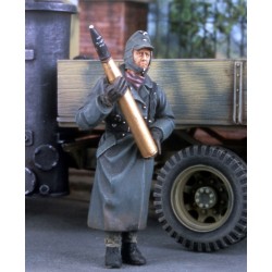 Soldat allemand transportant un obus, hiver 1944