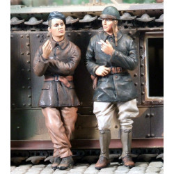 Tank commander & French radio B1bis May 1940 (2fig)